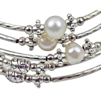 Detail van wit zoetwater parel wikkelarmband | Pearl Metal Wrap Big