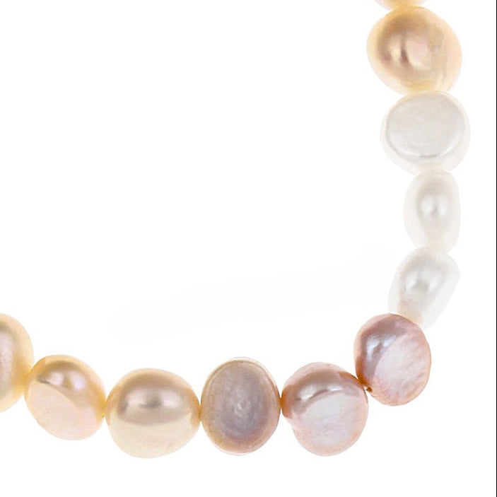 Detail van zoetwater parel armband met witte, zalm en roze parels, elastisch | Pearl Trio Soft Colors