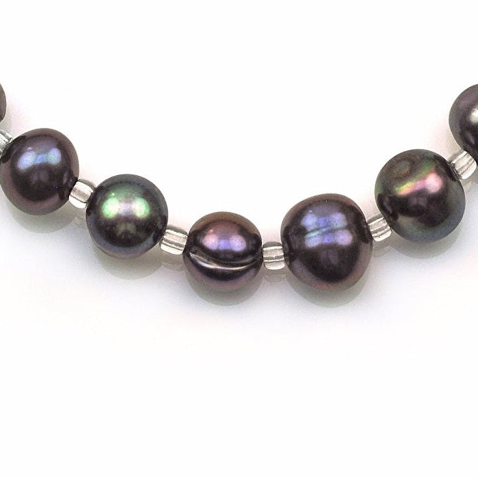 Detail van zoetwater parel armband met bruin paarse parels, elastisch | Seed Bead Pearl Dark