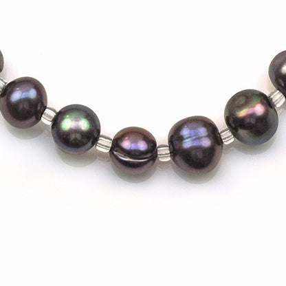 Detail van zoetwater parel armband met bruin paarse parels, elastisch | Seed Bead Pearl Dark