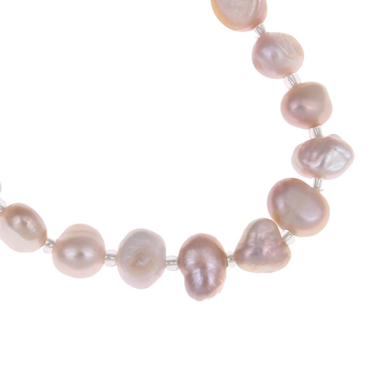 Detail van zoetwater parel armband met roze parels, elastisch | Seed Bead Pearl Purple