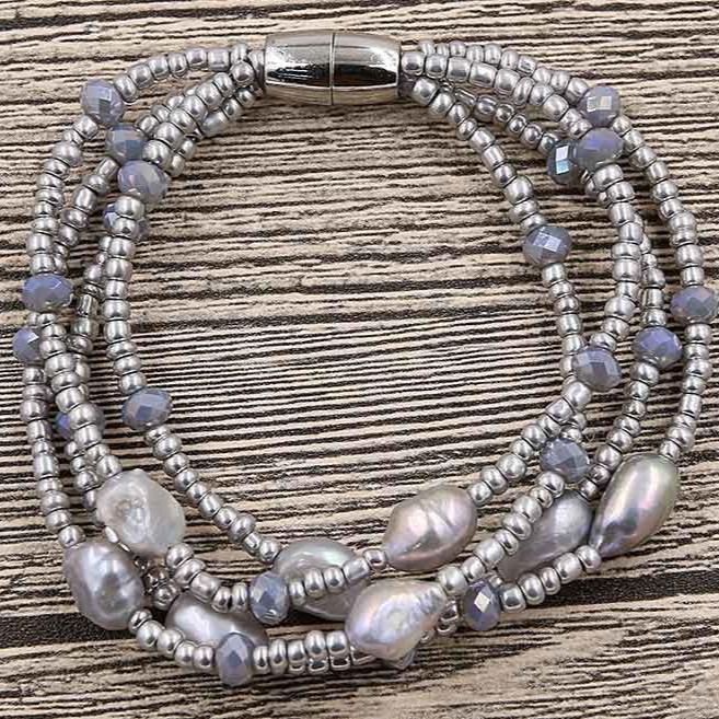 Grijs zoetwaterparel armband met magneetslot met achtergrond | Shalina Grey