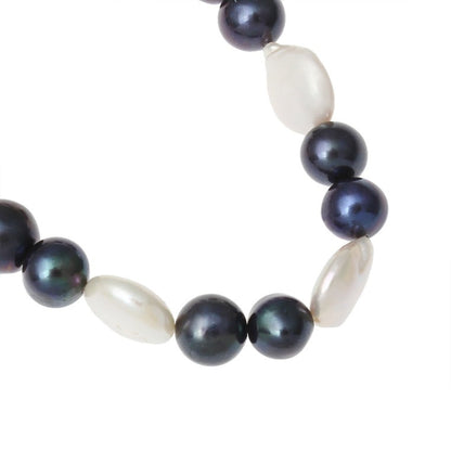 Detail van zoetwater parel armband met witte en blauw zwarte parels, elastisch | White Coin Dark Pearl