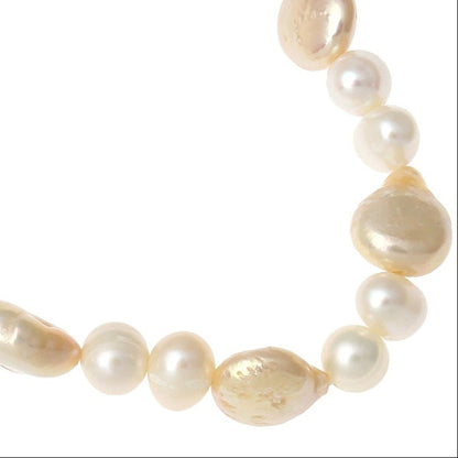 Detail van zoetwater parel armband met wit en zalm kleurige parels, elastisch | Zicoin