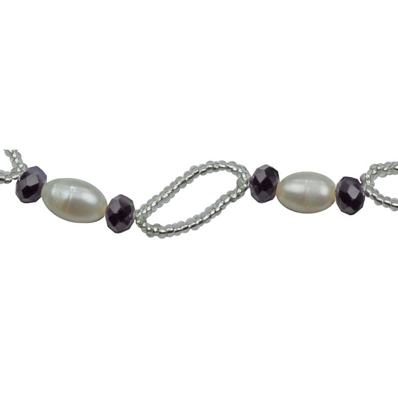 Detail van wit zoetwater parel armband met zwarte kristallen en magneetslotje | Zwicio