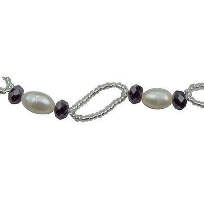 Detail van wit zoetwater parel armband met zwarte kristallen en magneetslotje | Zwicio