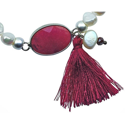 Detail van wit zoetwater parel armband met rode agaat en kwastje, elastisch | Pearl Red Agate Tuft