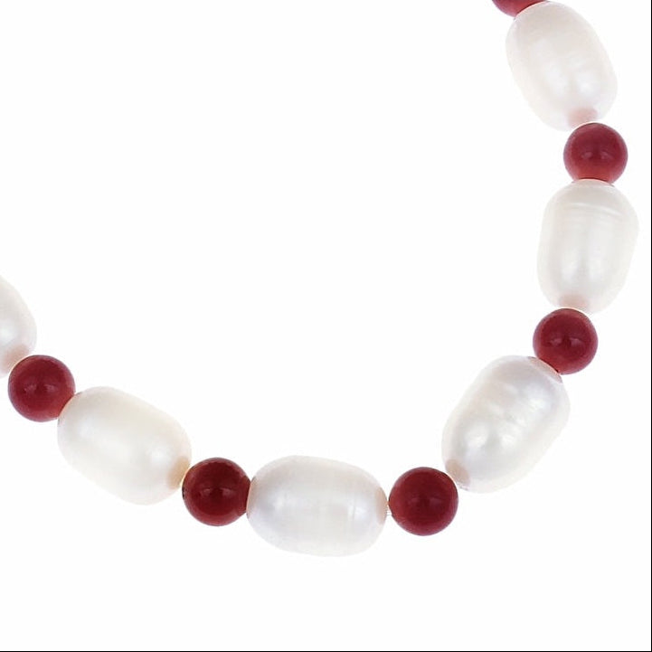 Detail van wit zoetwater parel armband met rood koraal, elastisch | Claudine