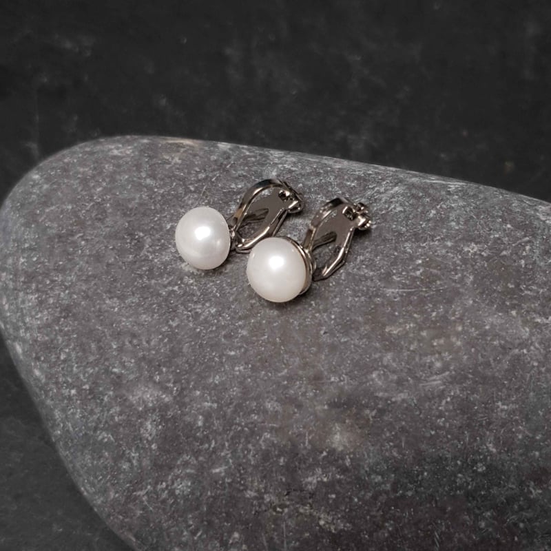 Witte zoetwater parel clips oorbellen liggend op kei | Cadeau set met zoetwater parel clips oorbellen Clip Pearl