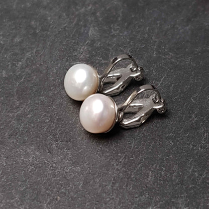 Witte zoetwater parel clips oorbellen liggend op leisteen | Cadeau set met zoetwater parel clips oorbellen Clip Pearl
