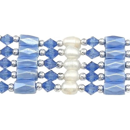 Detail van wit zoetwater parel armband met blauwe magnetiet stenen | Wrap Magnetite Blue Pearl