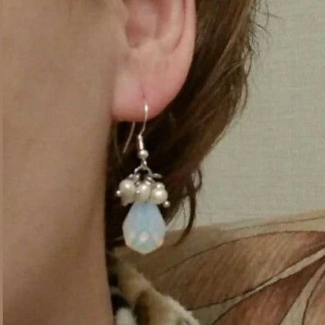 Witte zoetwater parel oorbellen met zee opaal en sterling zilver (925) hangend in oor | Coline