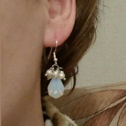 Witte zoetwater parel oorbellen met zee opaal en sterling zilver (925) hangend in oor | Coline