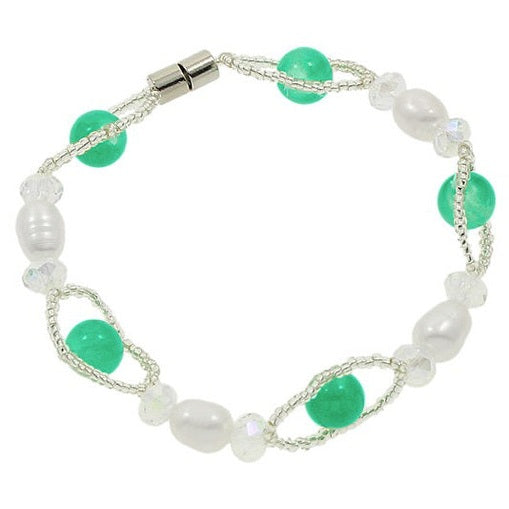 Wit zoetwater parel armband met magneetslotje en groene glaskristallen | Janta