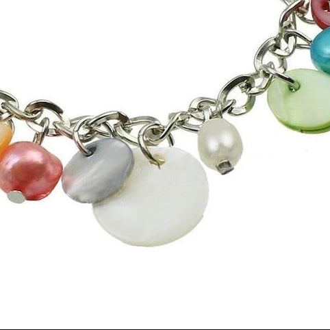 Detail van zoetwater parel bedel armband met vrolijk gekleurde parels en parelmoer | Pearl Multi Color Shell