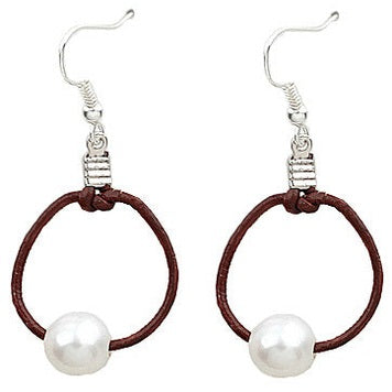 Zoetwater parel oorbellen met bruin leer en sterling zilver (925) | Brown Leather Pearl