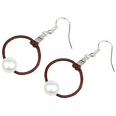 Zoetwater parel oorbellen met bruin leer en sterling zilver (925) liggend | Brown Leather Pearl