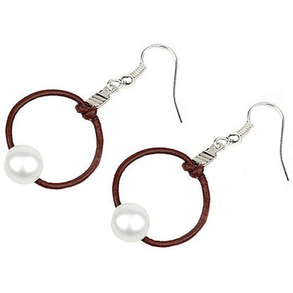 Zoetwater parel oorbellen met bruin leer en sterling zilver (925) liggend | Brown Leather Pearl