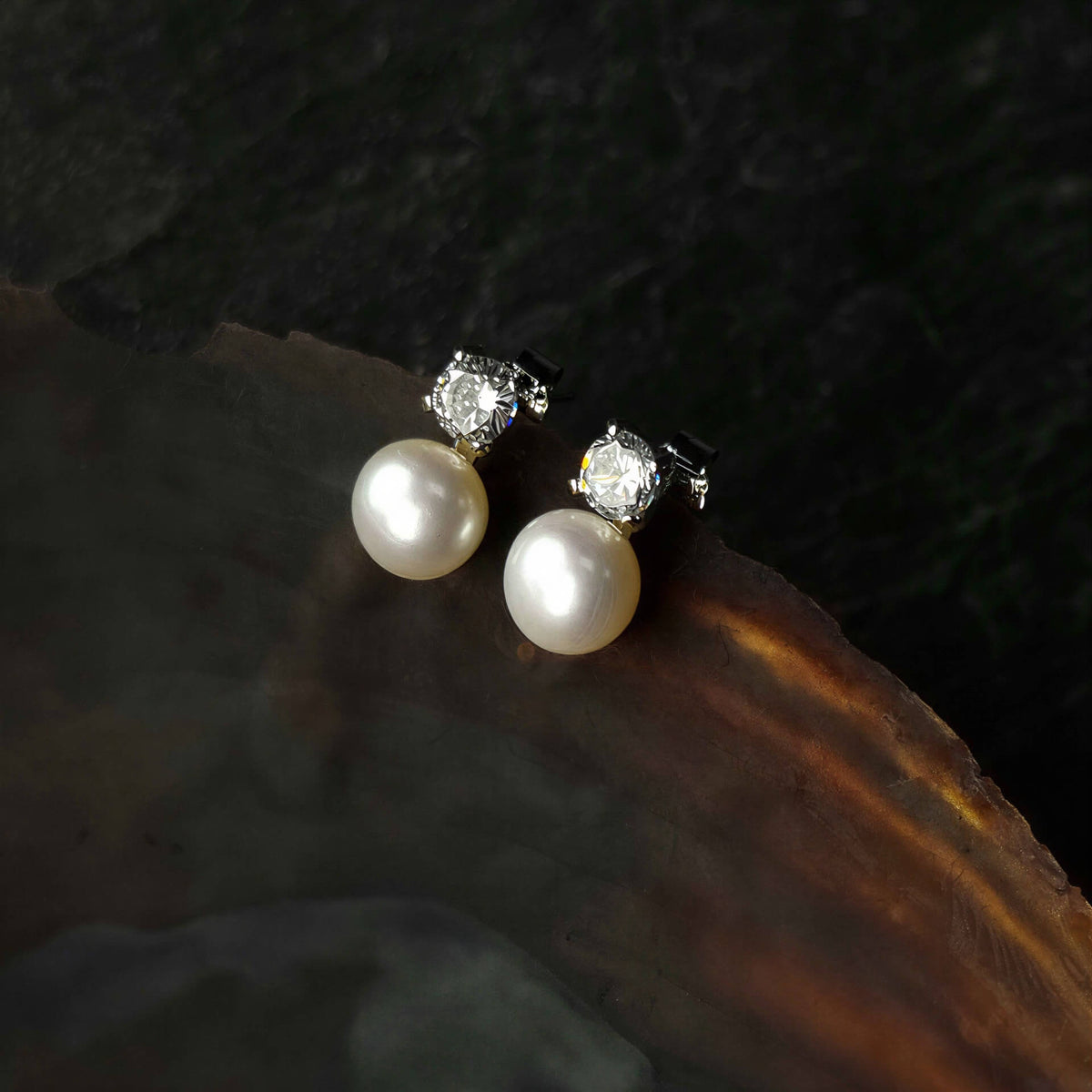 Witte zoetwater parel oorbellen met parel en stras steentje hangend aan schelp | Bling Ann W