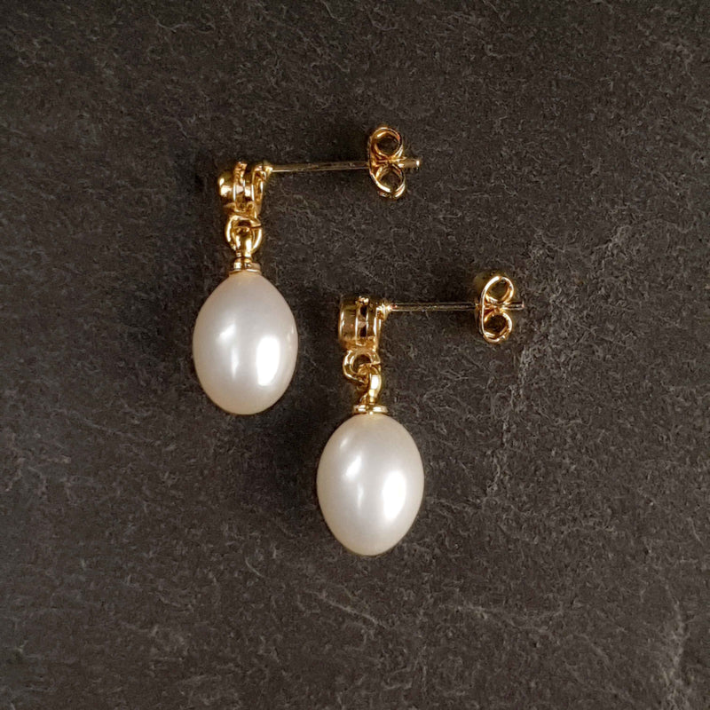 Witte zoetwater parel oorbellen met stras steentje, parel oorknopjes met achtergrond steen, zijaanzicht | Bling Gold White Pearl