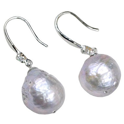 Grijze zoetwater parel oorbellen met sterling zilveren oorbelhaakjes en stras steentje, zijaanzicht| Bling Kasumi Grey Pearl