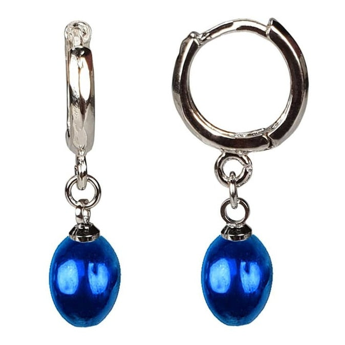 Blauwe zoetwater parel oorbellen hangend aan zilver edelstalen oorring, zij- en vooraanzicht | Blue Bells
