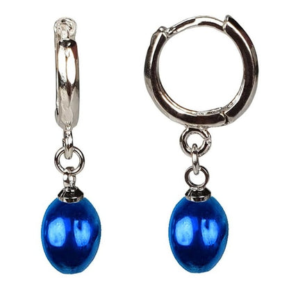 Blauwe zoetwater parel oorbellen hangend aan zilver edelstalen oorring, zij- en vooraanzicht | Blue Bells