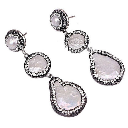 Lange zoetwater parel oorbellen met witte parels en stras steentjes, zijaanzicht | Bright 3 Pearl