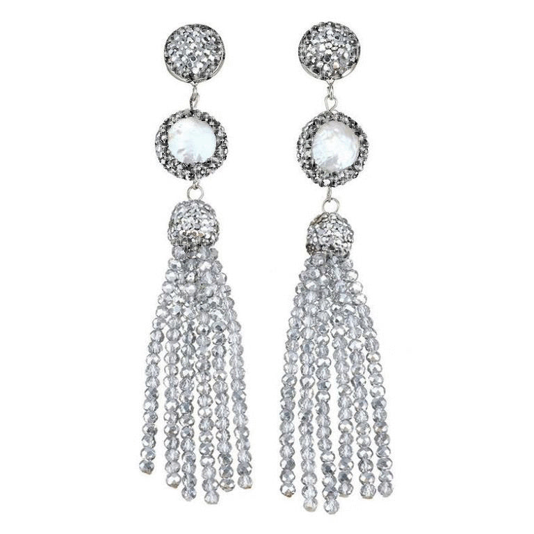 Lange witte zoetwater parel oorbellen met zilveren kristallen kwastje | Bright Coin Pearl Silver Crystal Tassel
