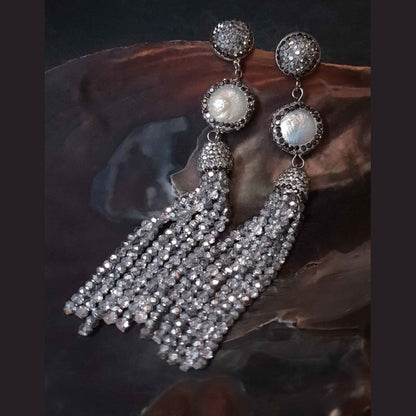 Lange witte zoetwater parel oorbellen met zilveren kristallen kwastje hangend in schelp | Bright Coin Pearl Silver Crystal Tassel
