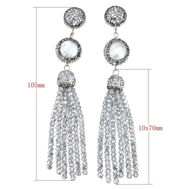 Maten lange witte zoetwater parel oorbellen met zilveren kristallen kwastje liggend | Bright Coin Pearl Silver Crystal Tassel