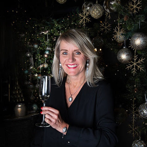 Lange witte zoetwater parel oorbellen met zilveren kristallen kwastje op model | Bright Coin Pearl Silver Crystal Tassel