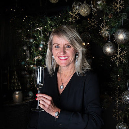 Lange witte zoetwater parel oorbellen met zilveren kristallen kwastje op model | Bright Coin Pearl Silver Crystal Tassel