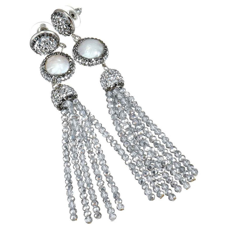 Lange witte zoetwater parel oorbellen met zilveren kristallen kwastje liggend | Bright Coin Pearl Silver Crystal Tassel
