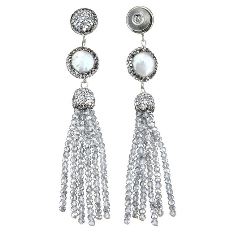 Lange witte zoetwater parel oorbellen met zilveren kristallen kwastje achterzijde | Bright Coin Pearl Silver Crystal Tassel