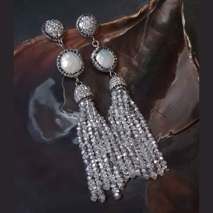 Lange witte zoetwater parel oorbellen met zilveren kristallen kwastje liggend in schelp | Bright Coin Pearl Silver Crystal Tassel