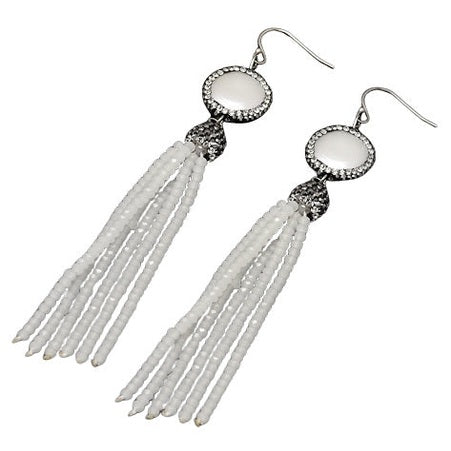 Lange witte parel oorbellen met stras steentjes en sterling zilver (925) liggend | Bright Coin Pearl White Crystal Tassel