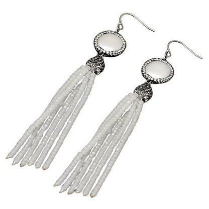 Lange witte parel oorbellen met stras steentjes en sterling zilver (925) liggend | Bright Coin Pearl White Crystal Tassel