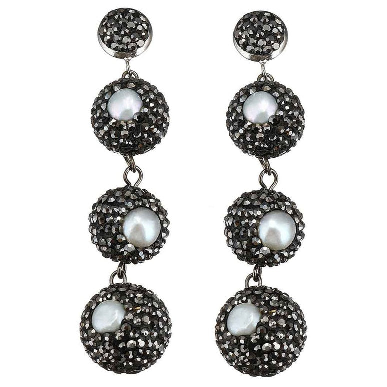 Lange zoewater parel oorbellen met witte parels en zwarte stras steentjes | Bright Pearl Balls