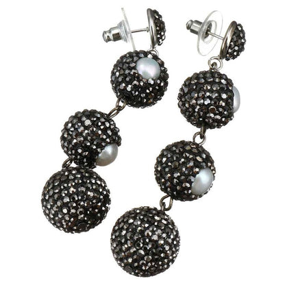 Lange zoewater parel oorbellen met witte parels en zwarte stras steentjes, schuin | Bright Pearl Balls