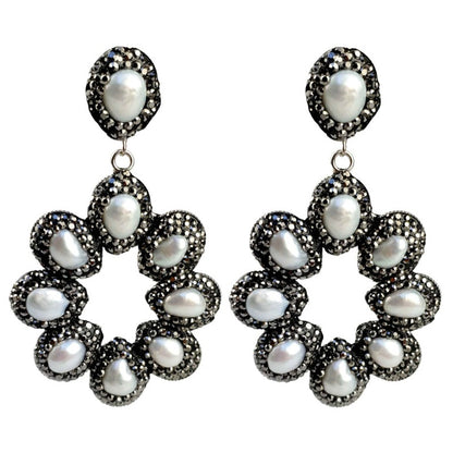 Grote zoetwater parel oorbellen met witte parels en stras steentjes in bloem motief | Bright Pearl Flower