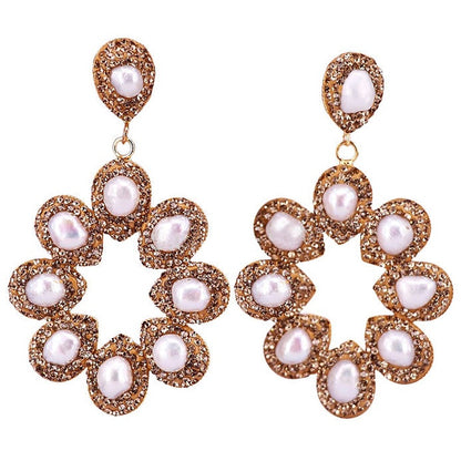 Grote zoetwater parel oorbellen met witte parels en gouden stras steentjes in bloem motief | Bright Pearl Flower Golden