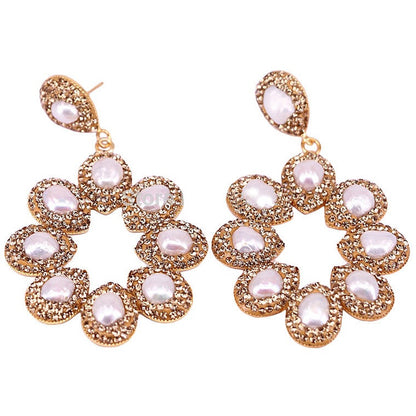 Grote zoetwater parel oorbellen met witte parels en gouden stras steentjes in bloem motief, zijaanzicht | Bright Pearl Flower Golden