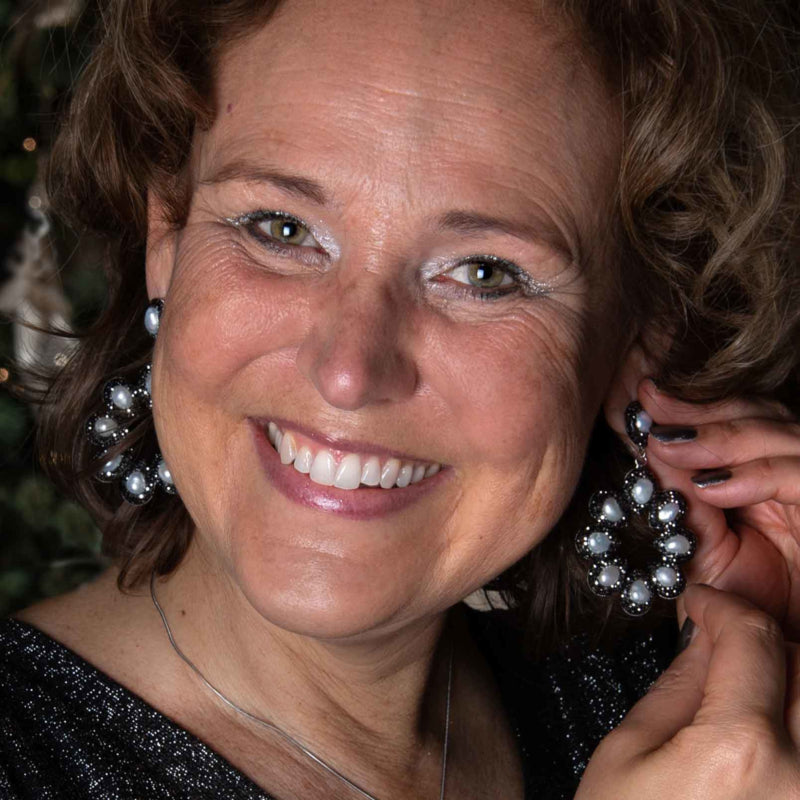 Grote zoetwater parel oorbellen met witte parels en stras steentjes in bloem motief gedragen door model | Bright Pearl Flower