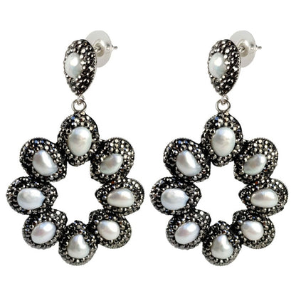 Grote zoetwater parel oorbellen met witte parels en stras steentjes in bloem motief, zijaanzicht | Bright Pearl Flower