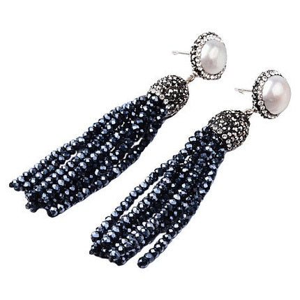 Lange zoetwater parel oorbellen met witte parels en stras steentjes en hematiet kristallen kwastje liggend | Bright Hematite Crystal Tassel