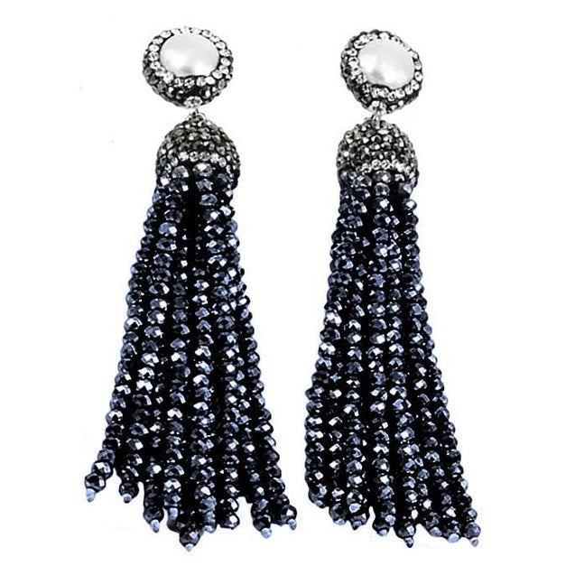 Lange zoetwater parel oorbellen met witte parels en stras steentjes en hematiet kristallen kwastje, vooraanzicht | Bright Hematite Crystal Tassel