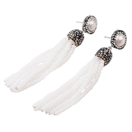Lange witte zoetwater parel oorbellen met zwarte en gouden stras steentjes en wit kristallen kwastje liggend | Bright Pearl White Crystal Tassel Gold