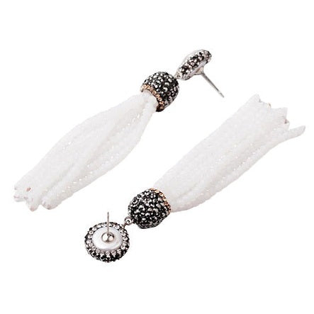 Lange witte zoetwater parel oorbellen met zwarte en gouden stras steentjes en wit kristallen kwastje, achterzijde | Bright Pearl White Crystal Tassel Gold