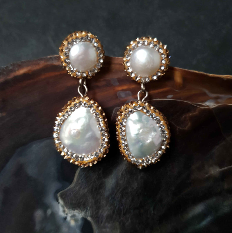 Witte zoetwater parel oorbellen met gouden stras stenen, oorknoppen hangend in schelp, vooraanzicht| Bright Double Gold Teardrop